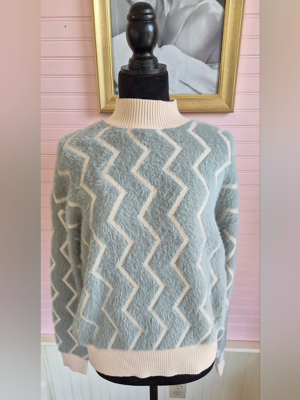 &merci - Fuzzy Zigzag Mock Neck Sweater in Light Grey & Cream, Size Small